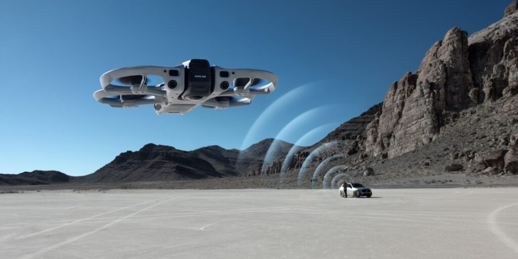 DJI Avata 360 — çöl üzerinde hızlı geçiş