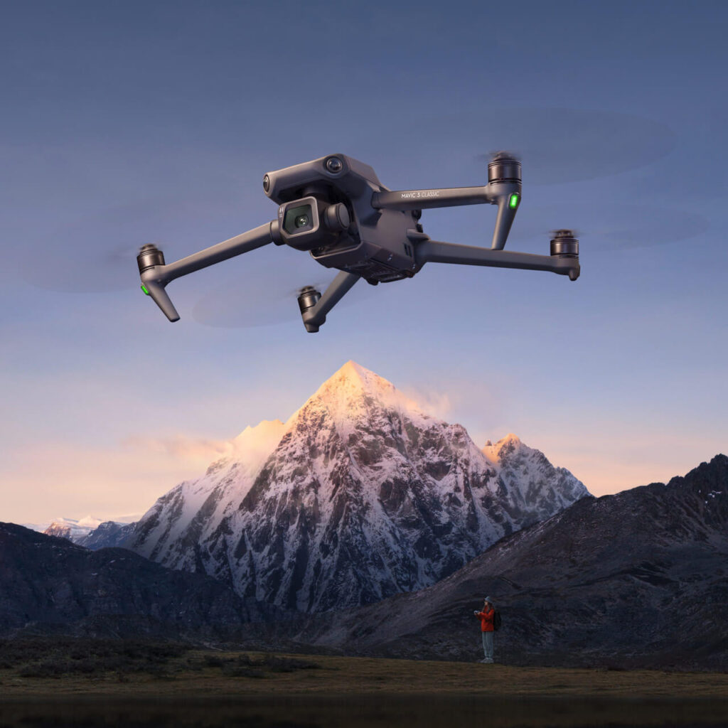 DJI Mavic 3 Classic — dağ manzarasında uçuş