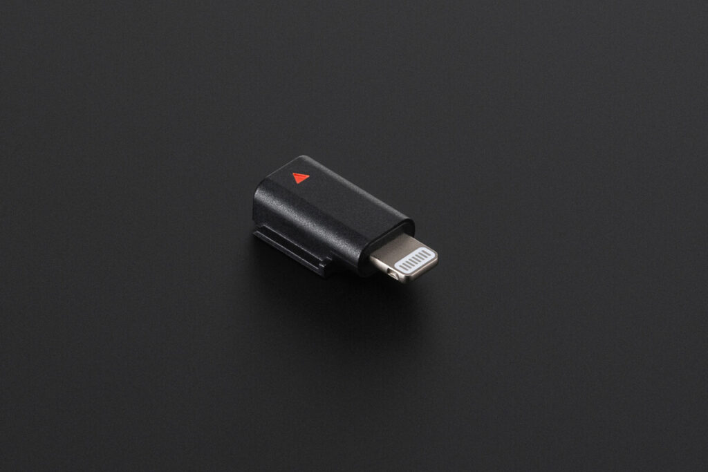 DJI Mic 3 Telefon Adaptörü (Lightning) — Lightning fişi ve hizalama işareti