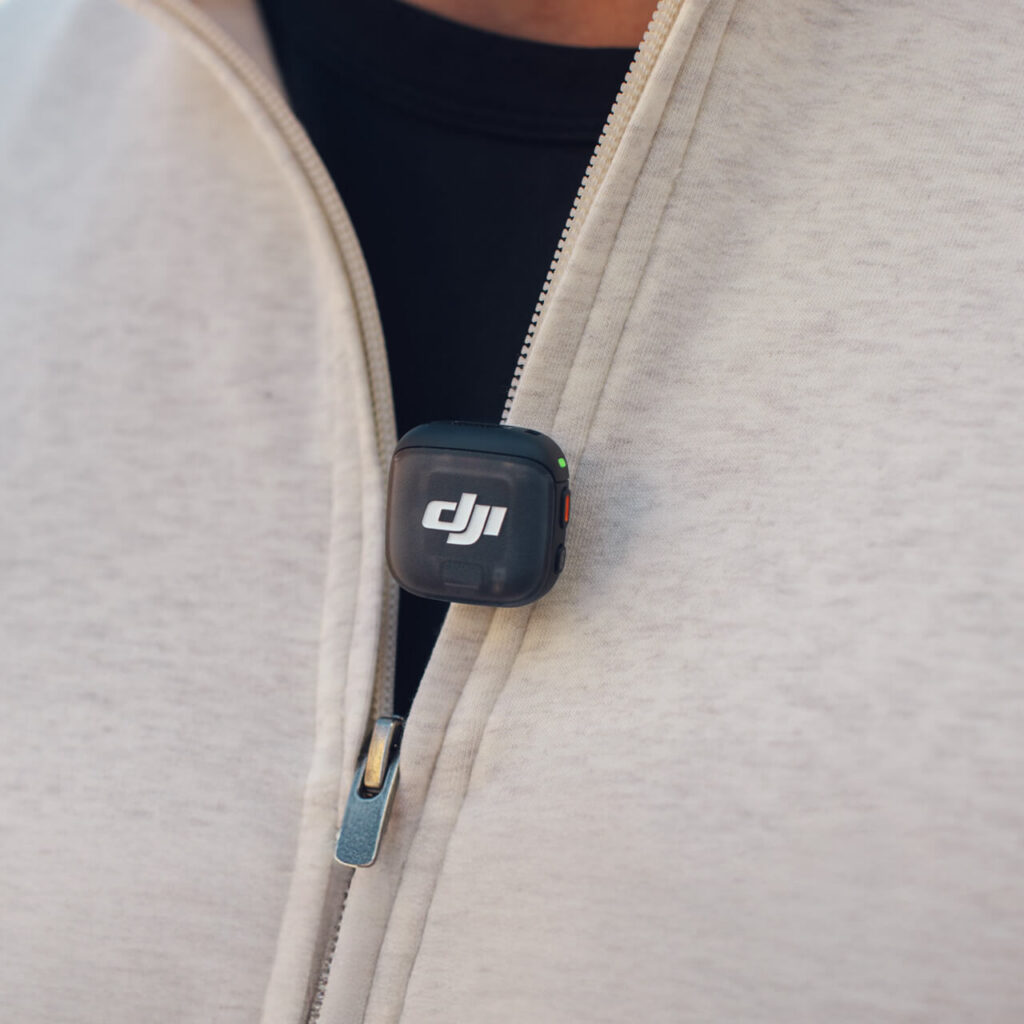 DJI Mic 3 verici — kıyafete takılı, ultra kompakt