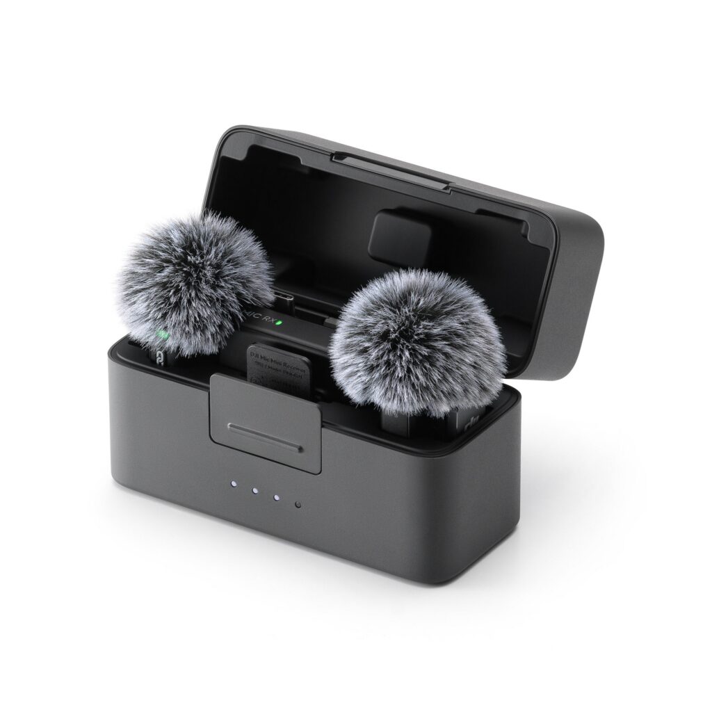 DJI Mic Mini şarj kutusu, vericiler ve alıcı içinde