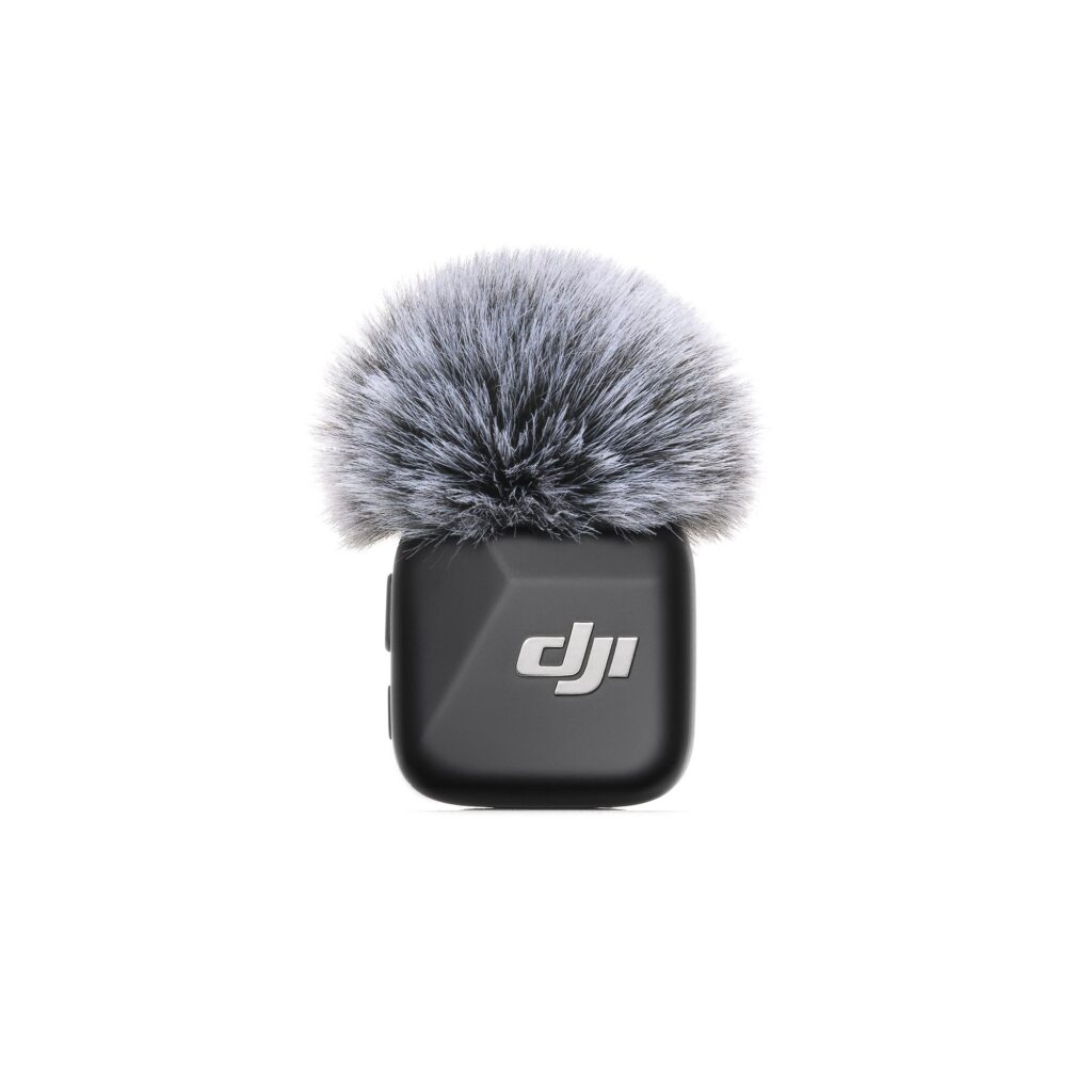 DJI Mic Mini verici, kürklü rüzgârlık takılı
