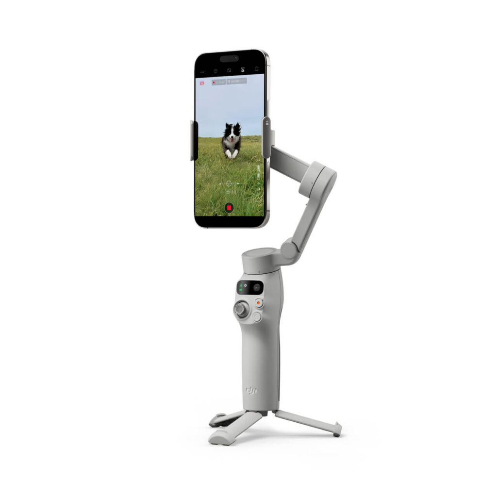 DJI Osmo Mobile 7 — dahili tripod açık, masaüstü kullanım