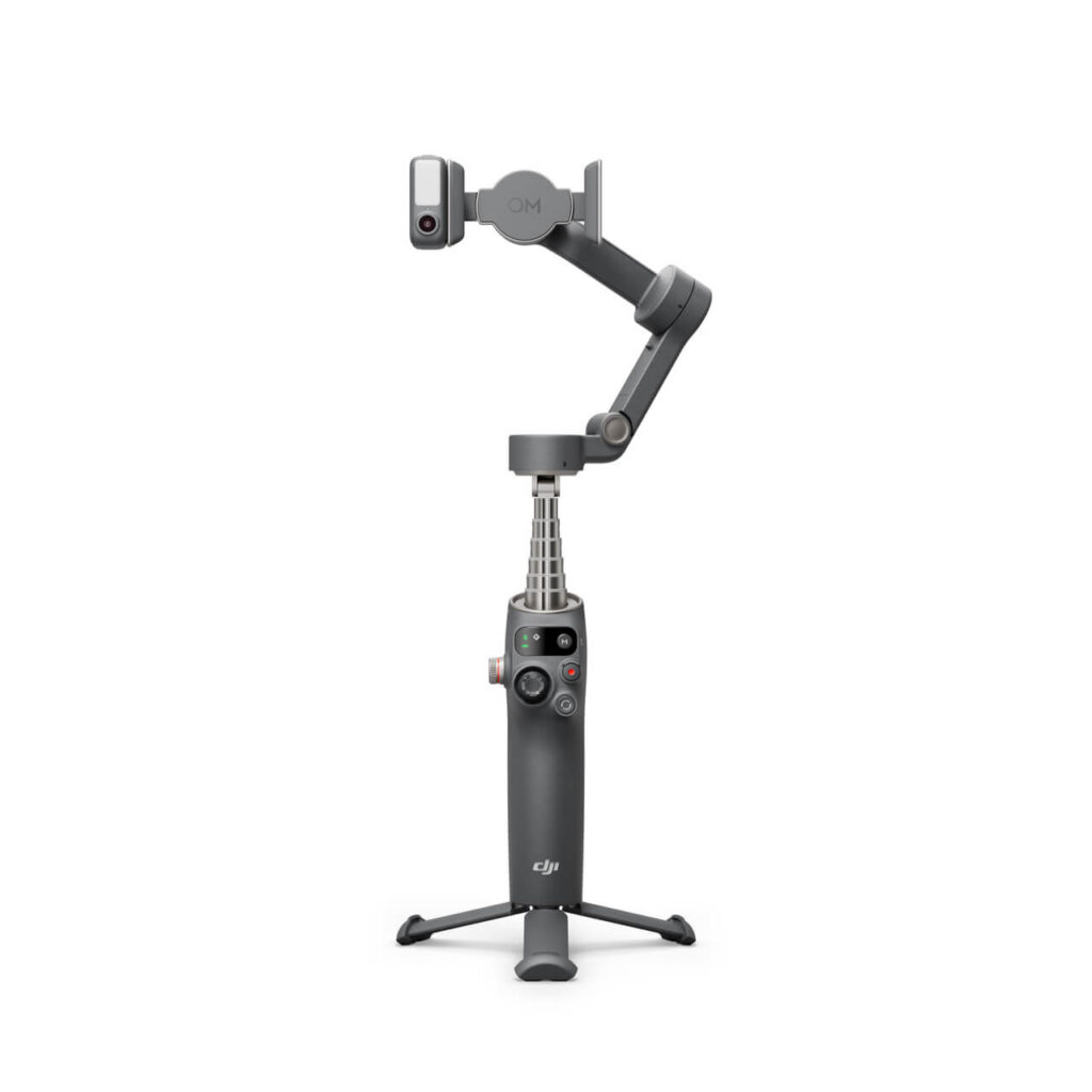 DJI Osmo Mobile 7P — uzatma çubuğu açık, çok fonksiyonlu modül takılı