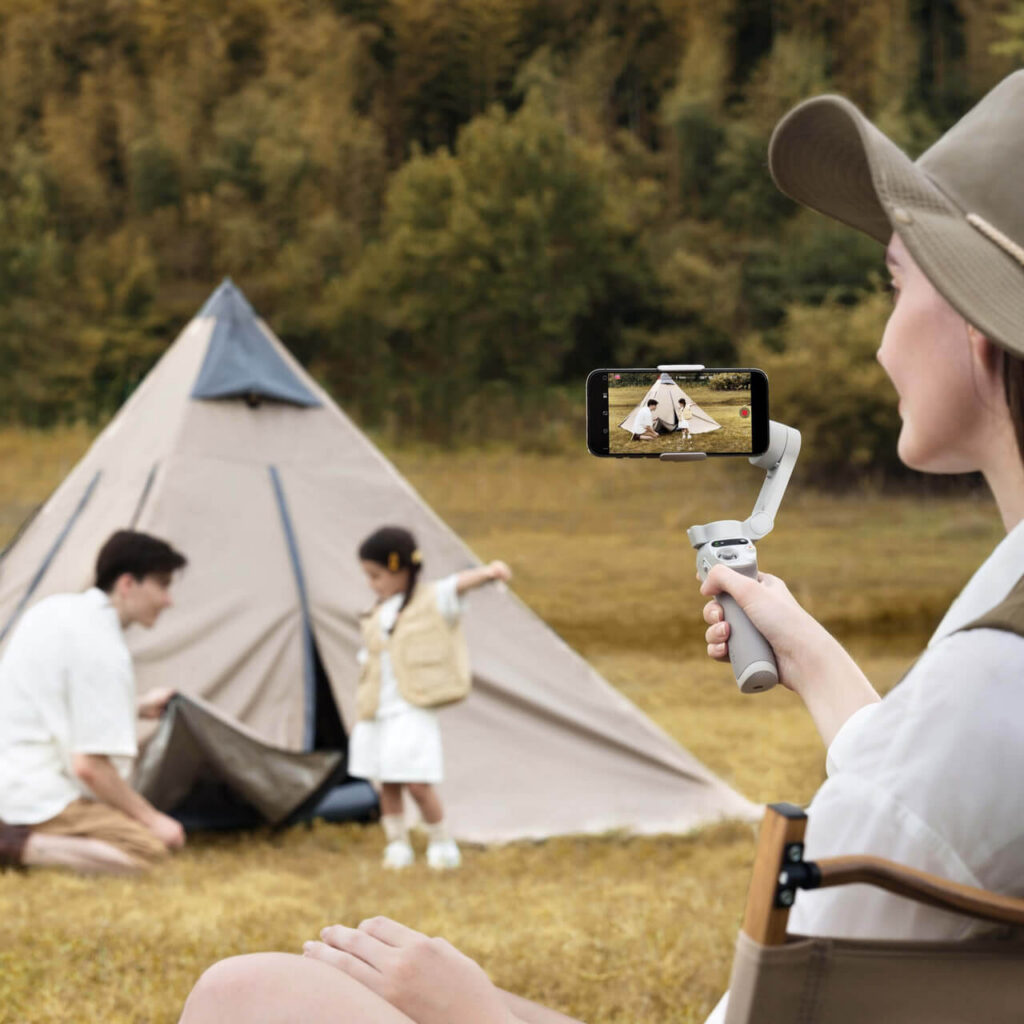 DJI Osmo Mobile SE — dış çekimde tek elle kullanım