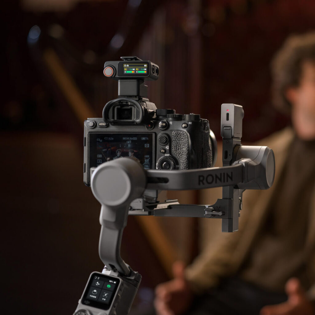 DJI RS 4 Mini Creator Combo — röportaj çekiminde akıllı takip ve çift kablosuz mikrofon
