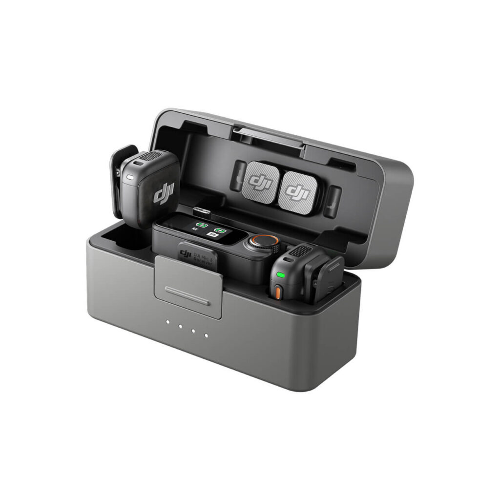 DJI Mic 3 şarj kutusu — iki verici, alıcı, mıknatıslar ve manyetik klipsler
